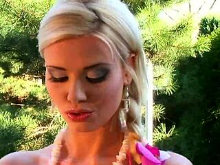 Wow, look at this dripping wet hottie babe!