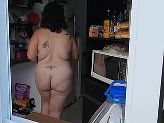 마침내 이웃이 완전히 벗고 큰 자연 가슴 보여