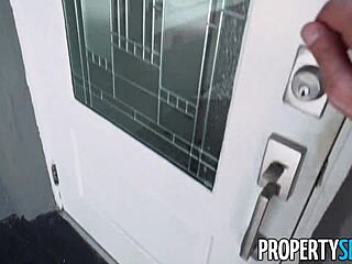 Nepremičninska agentka se upogne za hardcore pesjo pozu z enim klientom