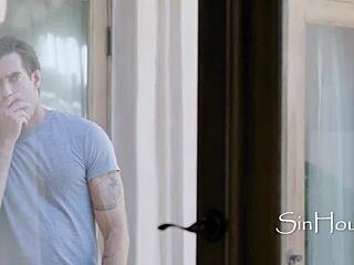 Fontanero Confiable Maneja las Grandes Tetas de la Morena Curvilínea