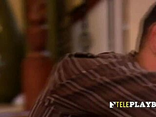 在秋千屋和性感美女玩调皮性游戏放松