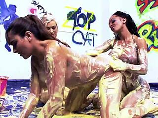 Trio lesbien avec Valery Summer et Kerry Louise qui lèchent une chatte de milf