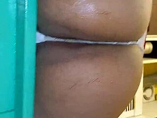 Transexual chupa mi polla y la follo duro en la cocina, culo bien cerca! 😜