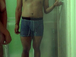 Latina Karı Cuckold'u Siyah Erkekle Motel Banyosunda Aldatıyor