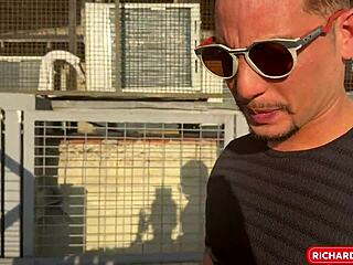 아내와 전화 채팅하면서 친구 보지 야외로 먹어치움