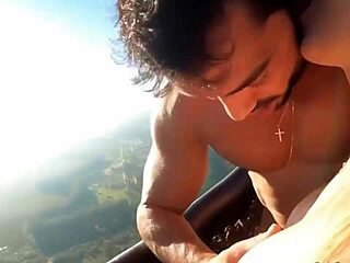 يا إلهي! صديقة رياضية تظهر وتستخدم ديلدو في لانجري على المرتفعات!