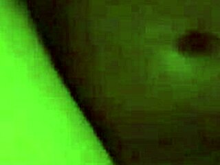 Hitro jebanje ženine tesne pičke, neverjetno, ona celo snema!