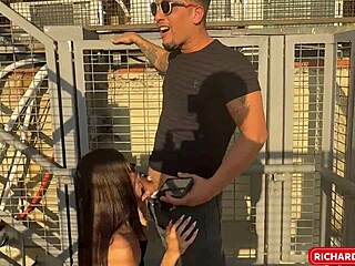 Der Sad Jeg og Snakkede Med Min Kone i Telefonen Mens Jeg Slugte Hendes Vens Fisse Udenfor