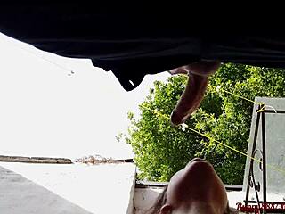 Dia Dibengkokkan Luar Untuk Kongkek Anal Dan Pussy, Telan Cumshot Besar Dalam Close-Up