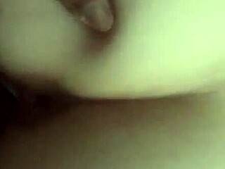 이 젊은 18+ 백인 여자가 큰 검은 자지로 박혀 젖은 크림파이로 채워졌어