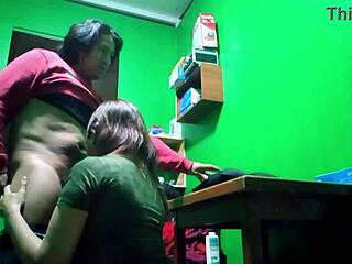 Kurva! Užívám si sladkou kundu a chutnou prdel mojí ženy v ložnici