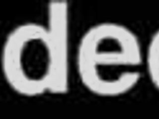 Pokorna sekretarica izložena s opuštenim sisama u drskom javnom pokazivanju