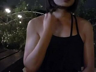 Transexual Ting Xuan enseña todo en un jardín público.