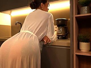 لاتينية سمراء مصدومة من اللص تحولت لأكشن نيك قوي في الغرفة