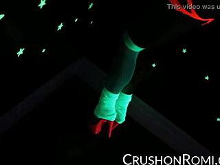 로미, 그 면도한 보지를 다시 장난감으로 채우고 있어?