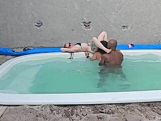 Μαλακία δίπλα στην πισίνα και γαμήσι με δύο καυτές γκόμενες, εκτόνωση μέσα στα στενά εσώρουχά τους