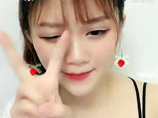 Ta ljubka korejska deklica greje svojo uplive webcam stream vsako noč