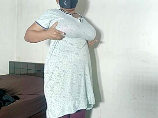 Mahasiswi Niharika pamer memek perawan ketat di main solo