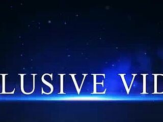 Drzá evropská kurva intenzivně cucá ptáka na veřejnosti, ochutnává sperma venku