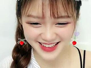 Ta ljubka korejska deklica greje svojo uplive webcam stream vsako noč