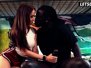 Srečnež, na počitnicah nabijaš temnopoltega sostanovalca!