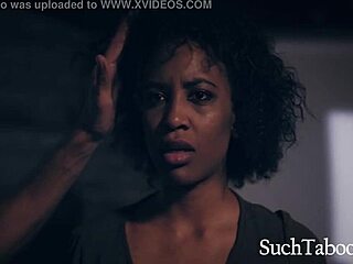 عارضة سوداء تغير نفسها كليًا للحصول على موافقة في مشهد صادم!