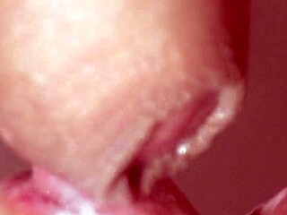 Adik tiri dapat facial close-up lagi.