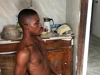 Smal tjej hårdknullad och sprutar på köksgolvet