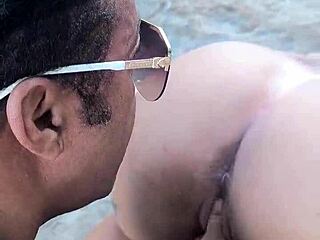 Hé, chopé une petite cochonne pulpeuse sexy à la plage nudiste, regarde jusqu'au bout ! 😲