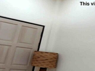 그녀가 xvideos에서 멋진 큰 보지를 자랑해