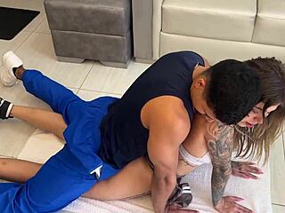 Мишићави тренер води ситну Коломбијанку у врућу сесију у учионици