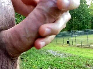 Clitlikker662 likt slordige clit buiten in gekke publieke update