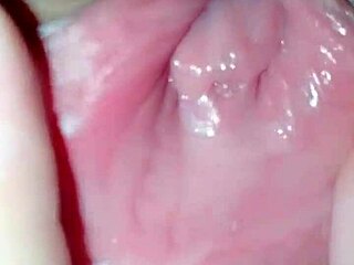 Kis latina csaj játszadozik magával és keményen spriccel