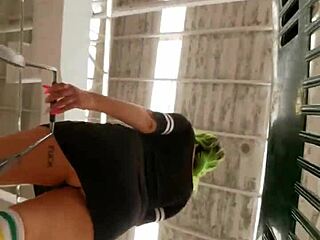 La culona latina mueve su culazo por los pasillos del supermercado