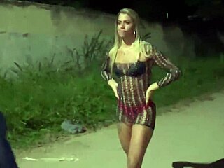 Nevasta expozitoare i-a înnebunit pe bătrâni pe stradă cu corpul brunet mare, ciclistul a atins-o și i-a dat spermă pe cur de două ori