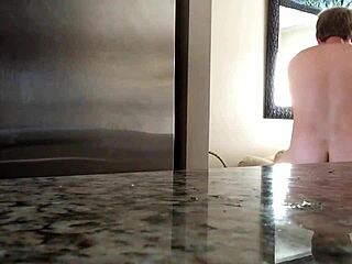 섹시 커플이 친밀한 만남을 계속해