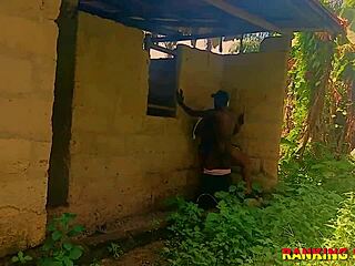 Толстушка получает нежкий интеррасовый трах на улице с большой жопой