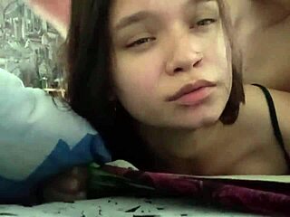 Üvey baba, üvey kızını annesiyle telefon konuşurken sikiyor.