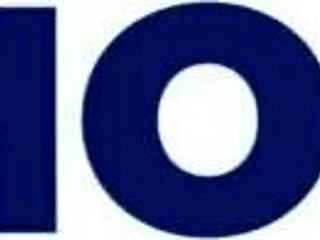 Kaunis britti teini kiusoittelee märkää esileikkiä ennen kuin antaa päätä