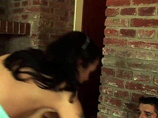 Velkokošatá česká brunetka NAPLŇUJE ZADNICI tvrdým ptákem, pak olizuje lepkavý facial.