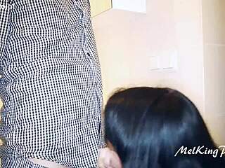 Søt jente ber om cum i trang fitte nærbilde