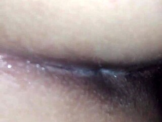 Lydig stedsøster bøjer sig forover for at vise våd fisse og åben røv