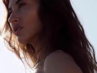 Štíhlá ebony křičí během doggystyle s obřím kokotem