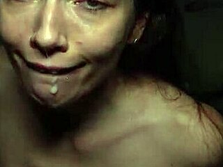 Tynn Milf Rina Helen Dykker Inn i Intens Sex!