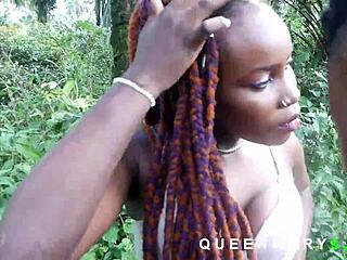 Ontmoette haar in de bosjes, kreeg epische neuk als beloning