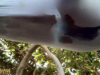 Jari-jari di pantai umum bikin kita horny banget 🏖️