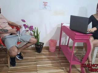 Tirei Meu Pau Pra Fora e Me Masturbei na Sala de Espera na Frente da Recepcionista e Acho Que Ela Viu Tudo