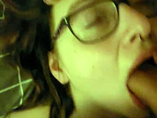 벨, 침대에 묶여 마스터의 거친 목 지배 받아