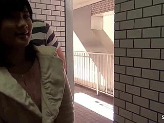 Liten japansk jungfru tonåring 18+ suger gammal gubbe på allmän toalett. Hennes första gång var blyg och nervös.