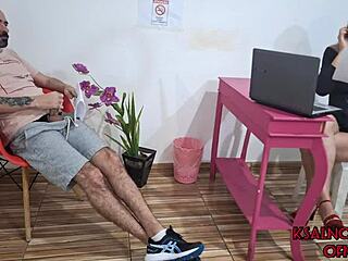 Tirei Meu Pau Pra Fora e Me Masturbei na Sala de Espera na Frente da Recepcionista e Acho Que Ela Viu Tudo